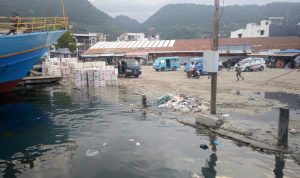 Air Laut Pasang Genangi Pelabuhan Rakyat Luwuk