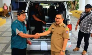 Bupati Amirudin Bantu Satu Unit Mobil Ambulance untuk Lembaga Adat