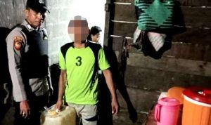 Seorang Pria Pasrah Saat Digeledah Polisi Nuhon, 15 Liter Cap Tikus Disita