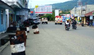 Drum Bekas Berisi Pasir Tempati Sisi Kiri Badan Jalan Sugiono Luwuk, Berpotensi Terjadi Lakalantas