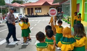 Giliran Anak TK Adhyaksa XL Banggai Belajar Mengenal Rambu Lalu Lintas