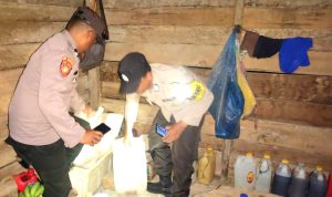 Polisi Geledah Lokasi Penjualan Miras di Moilong, Penjual Ditangkap 15 Liter Cap Tikus Diamankan