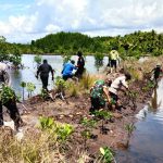 Pantai Uwedikan Terancam Abrasi, Pemdes Gandeng TNI-Polri Tanam Ratusan Bibit Mangrove