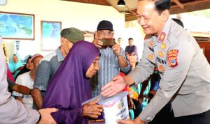 Wakapolda Sulteng Brigjen Pol Hery Santoso Beri Sembako Untuk Warga Pulo Dua Banggai