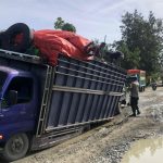 Bawa Arang Tempurung, Truck Fuso Tak Mampu Lewati Medan Sulit Ruas Trans Bualemo