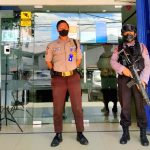 Bank di Kota Luwuk Dijaga Polisi Bersenjata Lengkap, Ciptakan Rasa Aman Bagi Nasabah