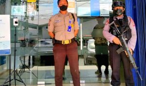 Bank di Kota Luwuk Dijaga Polisi Bersenjata Lengkap, Ciptakan Rasa Aman Bagi Nasabah