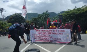 Puluhan Pendemo Mulai Bakar Ban Bekas, Peringati Hari Buruh di Luwuk
