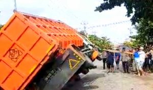 Truk Pembawa Buah Sawit Asal Luwuk Timur Terbalik di Moilong Banggai
