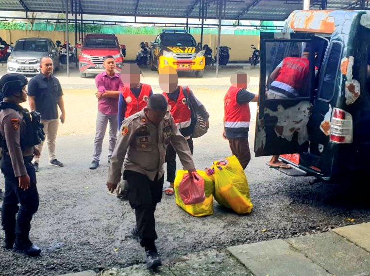 Pemindahan 16 tahanan dari rutan Polres Banggai menuju Lapas Kelas IIB Luwuk (Foto : Humas Polres)