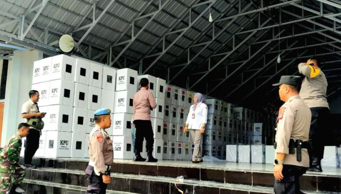 Kapolres AKBP Ade Sidak ke Gudang KPU Banggai, Pastikan Keamanan Persiapan Distribusi Logistik Pemilu