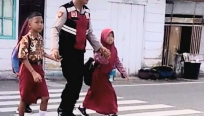 Rawan Lakalantas, Polisi Bantu Murid Sekolah Dasar Gunakan Zebra Cross di Kota Luwuk