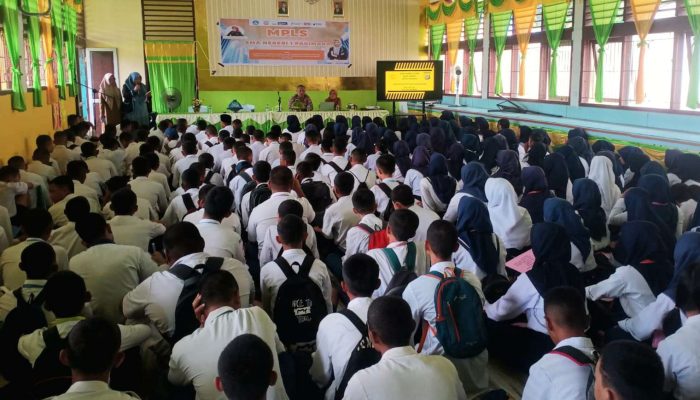 Ratusan Pelajar SMA Negeri 1 Pagimana Mengikuti Materi Bahaya Narkoba