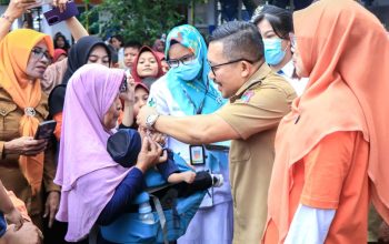 Cegah Kasus Polio di Banggai, Bupati Amirudin Membuka Pekan Imunisasi Nasional