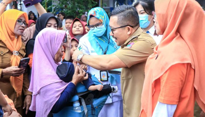 Cegah Kasus Polio di Banggai, Bupati Amirudin Membuka Pekan Imunisasi Nasional