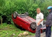 Mobil Toyota Yaris Terbalik di Jalan Trans Sulawesi Desa Huhak Pagimana