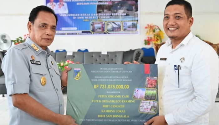 Wagub Sulteng Ma’mun Amir Serahkan Bantuan Peternakan di Banggai