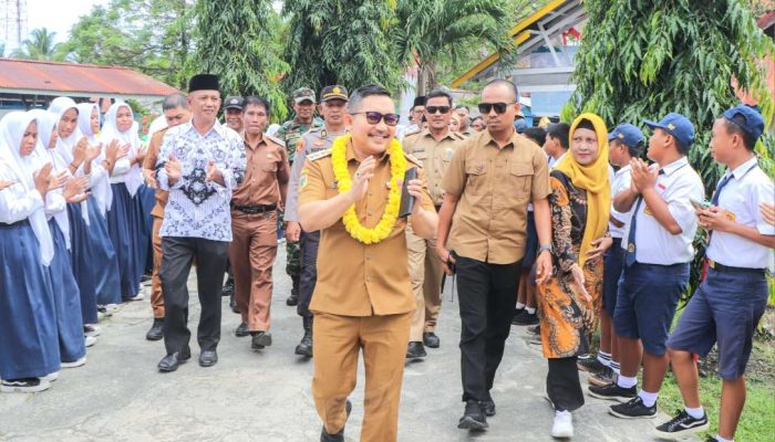 Tingkatkan TIK, Gedung Laboratorium Komputer SMP Negeri 1 Bualemo Diresmikan