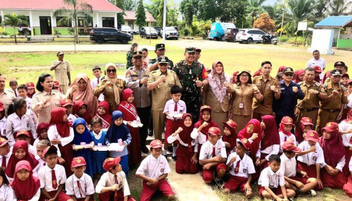 Ratusan Murid SD Inpres 2 Toili Banggai Dapat Pembagian Makanan Bergizi Gratis