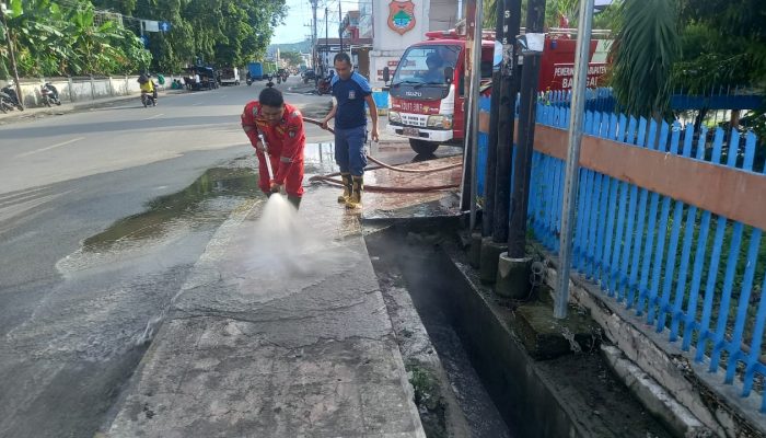 PUPR Banggai Sigap Lakukan Pengerukan Drainase yang Tersumbat