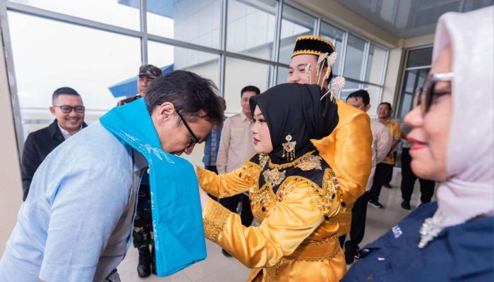 Menkes Budi Gunadi Sadikin Tiba Dibandara S.A.Amir, Disambut Bupati Amirudin Disertai Pengalungan Kain Batik Tenun Nambo
