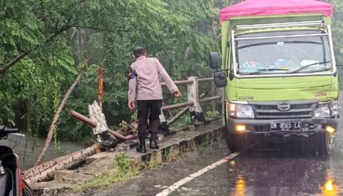 Jalan Licin, Mobil Truk Seruduk Beton Pembatas Jembatan Bohotokong Bunta