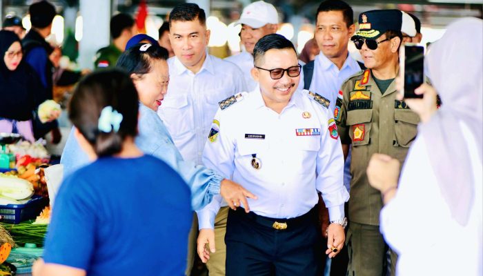 Amirudin Kunjungi Pasar Moderan Simpong, Target Perbaikan Jalan dan Pengisian Lapak