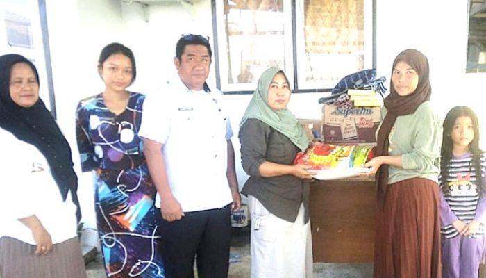 Dinsos Banggai Salurkan Bantuan Sembako Korban Kebakaran Warung di Batui