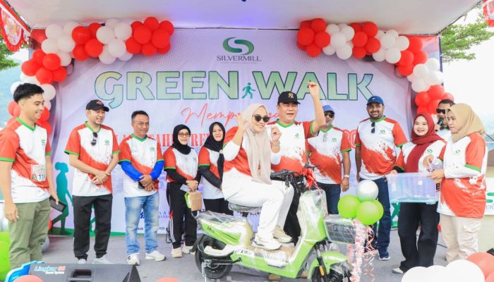 Sekda Ramli Lepas Peserta Jalan Sehat HUT Ke-80 RI di Teluk Lalong