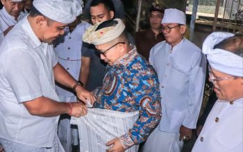 Tangga Candi Kurung di Pura Agung Padma Bhuana Luwuk Resmi Dibangun