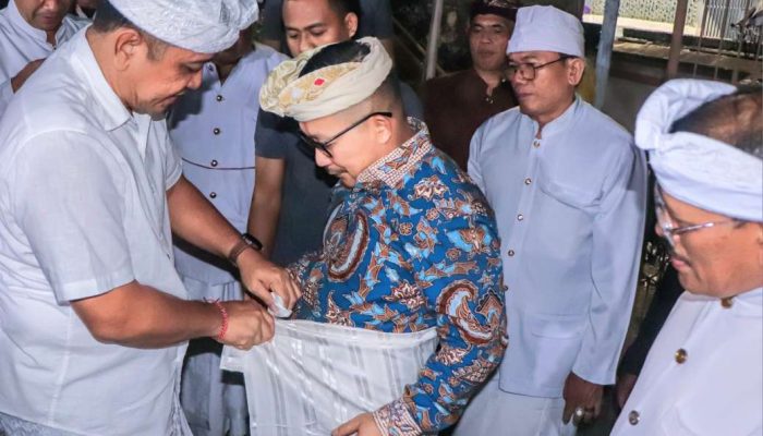 Tangga Candi Kurung di Pura Agung Padma Bhuana Luwuk Resmi Dibangun