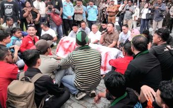 Ratusan Massa Aksi Geruduk Kantor DPRD Banggai, Sorot Postur APBD 2025
