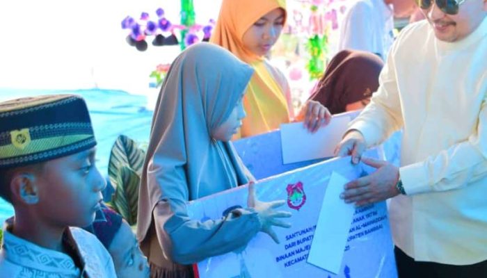 Hadiri Tabligh Akbar Majelis Ta’lim Toili Jaya, Bupati Amirudin Santuni 18 Anak Yatim