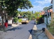 Delapan Ruas Jalan Kompleks BTN Kilo Lima Diaspal, Warga Apresiasi Kepemimpinan AT FM