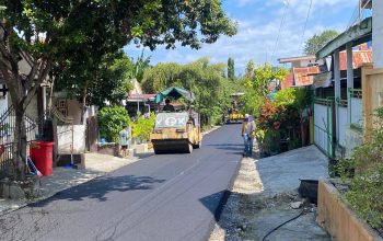 Delapan Ruas Jalan Kompleks BTN Kilo Lima Diaspal, Warga Apresiasi Kepemimpinan AT FM