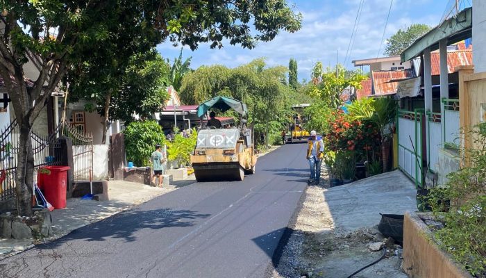 Delapan Ruas Jalan Kompleks BTN Kilo Lima Diaspal, Warga Apresiasi Kepemimpinan AT FM