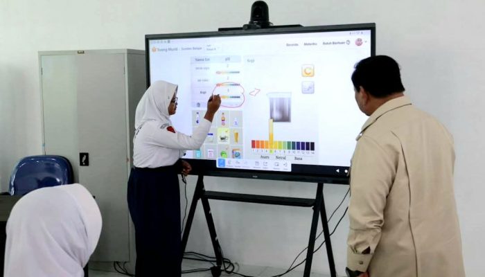 Inisiasi Program Digitalisasi Pendidikan 100 Smartboard, Banggai Dapat Bantuan 586 Unit Papan Interaktif