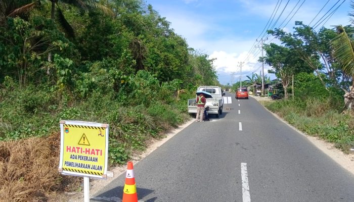 Jelang Lebaran, PUPR Banggai Tambal Sulam Jalan Pesisir Bunga–Lambangan