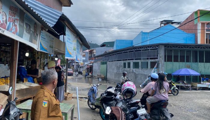 Teken Kontrak Rp1,4 Miliar, PUPR Banggai Lanjutkan Pembangunan Drainase Pasar Simpong Luwuk