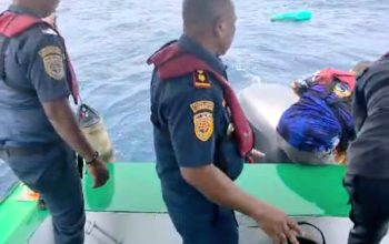 Kapal Nelayan Tenggelam di Perairan Bunga Luwuk, Tim SAR Evakuasi 10 Awak Nelayan